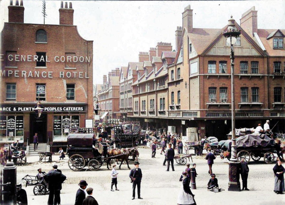 The junction of Commercial Street and Brushfield Street, London, 1902. Pic Jack London #eastlondon #london #brushfieldstreet #commercialstreet #londonstreet #streetphotography