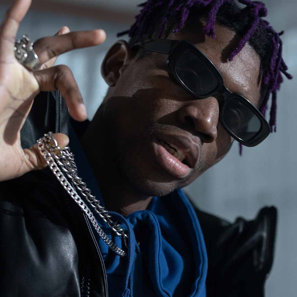 Fan de rap US ? 😱 Mais êtes-vous aussi fan que celui qui a dépensé 1 016 000$ pour acquérir aux enchères la bague portée par la légende du rap Tupac Shakur peu avant son assassinat en 1996 à Las Vegas ? Découvrez l’histoire ici : alibieditions.com/1016000-tupac/