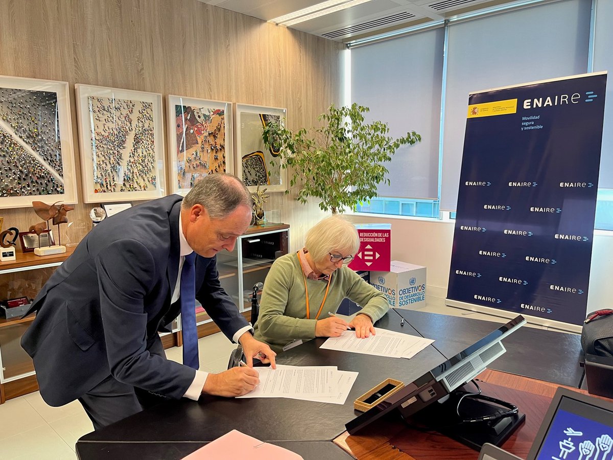 ENAIRE's tweet photo. ✍️ Enrique Maurer, DG @ENAIRE, ha firmado 4⃣ protocolos de #colaboración con Gorka Imizcoz, presidente @ASFSPAIN, Marta Andreu, presidenta @aeasolidaria, Elisabeth Heilmeyer, presidenta de Las #SillasVoladoras y Titón Alonso, presidente 
 de la Fundación #SEPLA-Ayuda. https://t.co/v7F0HyV4L6