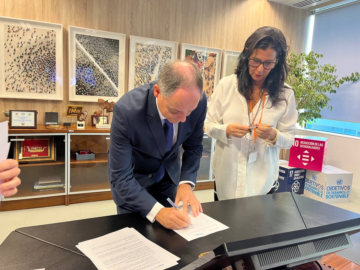 ENAIRE's tweet photo. ✍️ Enrique Maurer, DG @ENAIRE, ha firmado 4⃣ protocolos de #colaboración con Gorka Imizcoz, presidente @ASFSPAIN, Marta Andreu, presidenta @aeasolidaria, Elisabeth Heilmeyer, presidenta de Las #SillasVoladoras y Titón Alonso, presidente 
 de la Fundación #SEPLA-Ayuda. https://t.co/v7F0HyV4L6