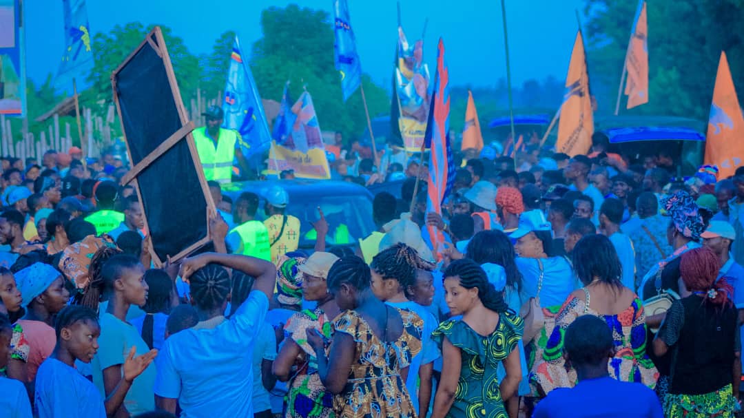 jeunesseEP_RDC's tweet image. #Jeunesse_RDC. Depuis Bumba où il est en mission de service. Le Ministre de la Jeunesse @BunkuluYves prêche la renaissance du Congo devant une foule des jeunes venus l'écouter dans un meeting improvisé.*  

#CellCom