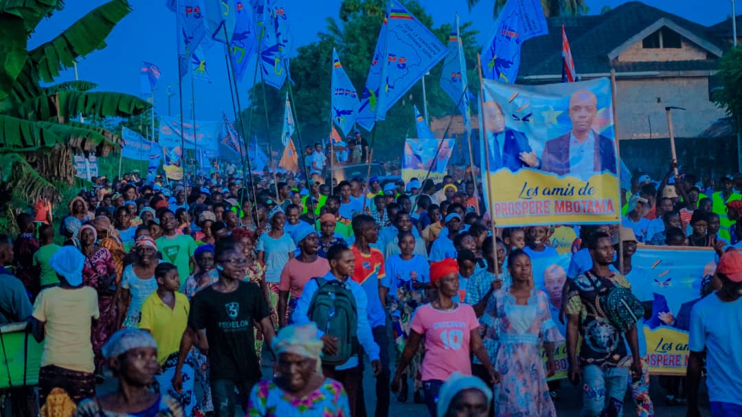 jeunesseEP_RDC's tweet image. #Jeunesse_RDC. Depuis Bumba où il est en mission de service. Le Ministre de la Jeunesse @BunkuluYves prêche la renaissance du Congo devant une foule des jeunes venus l'écouter dans un meeting improvisé.*  

#CellCom