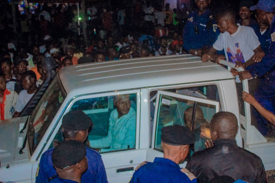 jeunesseEP_RDC's tweet image. #Jeunesse_RDC. Depuis Bumba où il est en mission de service. Le Ministre de la Jeunesse @BunkuluYves prêche la renaissance du Congo devant une foule des jeunes venus l'écouter dans un meeting improvisé.*  

#CellCom