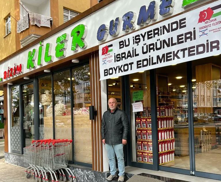 🔴 Ordu'nun Fatsa ilçesinde bir market sahibi, raflarındaki bazı ürünlere 'İsrail Ürünüdür Satın Almayın' yazılı etiketler yapıştırdı. 

▪️Market sahibi Hüseyin Akot, 'Elimde bunlara ait az bir ürün kaldı. Onları da raftan kaldırana kadar alınmasın diye böyle bir uyarı etiketi