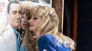 "La gorgiera mi stringe i capelli, la ingordigia nasconde / il vizio di stralunare gli occhi castani."

Roberta Torre e Alba Rohrwacher x Monica Vitti x Amelia Rosselli
#MiFannoMaleICapelli