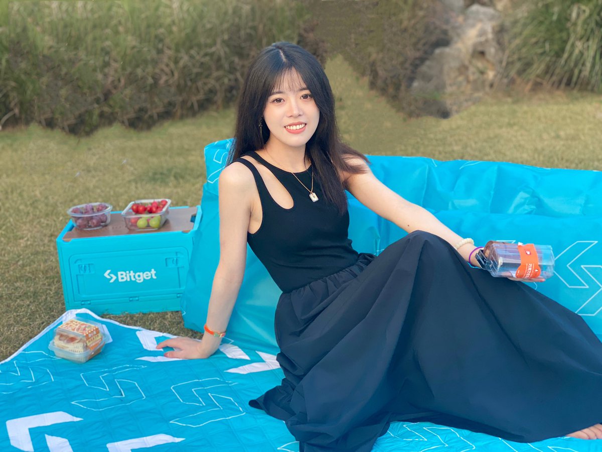 SylviaBitget's tweet image. 周末出门撒欢，去户外感受秋日🏕
蓝天白云草地和 #BitgetBlue 的适配度太高了 
充电完成✅

🎁关注我
@Sylvia_qjh
 点赞、转推抽取1位小伙伴送出一套同款露营套装，趁着好天气，带上家人朋友出门吧✨
#Bitget