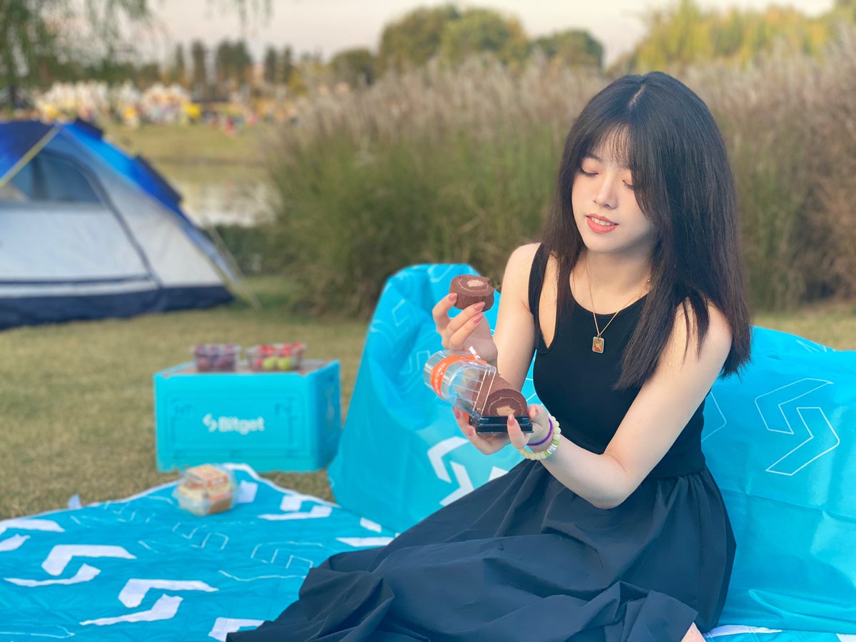 SylviaBitget's tweet image. 周末出门撒欢，去户外感受秋日🏕
蓝天白云草地和 #BitgetBlue 的适配度太高了 
充电完成✅

🎁关注我
@Sylvia_qjh
 点赞、转推抽取1位小伙伴送出一套同款露营套装，趁着好天气，带上家人朋友出门吧✨
#Bitget