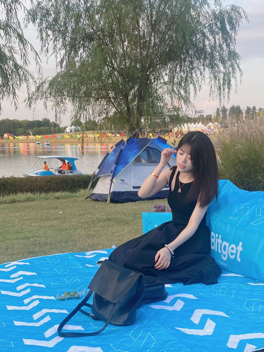 SylviaBitget's tweet image. 周末出门撒欢，去户外感受秋日🏕
蓝天白云草地和 #BitgetBlue 的适配度太高了 
充电完成✅

🎁关注我
@Sylvia_qjh
 点赞、转推抽取1位小伙伴送出一套同款露营套装，趁着好天气，带上家人朋友出门吧✨
#Bitget