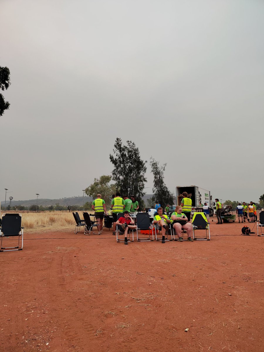Day 2 has finished! We have set camp at Barrow Creek where we'll be staying the night. Still behind @UMSolarCarTeam in 7th place. The 1000 km mark has been checked, which means we have driven more than 1/3 of the @WorldSolarChlg! We'll see what happens tomorrow!