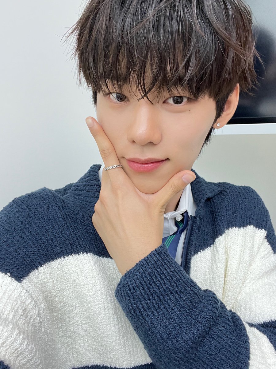 EVELEEJH's tweet photo. 231023 엠넷플러스 포스팅 #이정현

엔브 뭐행 자그마한 선물을 준비했어💝
중요한걸 빼먹었더라 바로바로 딩고 아이디 라이브때 셀카!!
월요일 이라서 힘들텐데 같이 힘 내자🔥 밥도 맛있는걸로 잘 챙겨먹구😊 https://t.co/n5QW0P8u8L