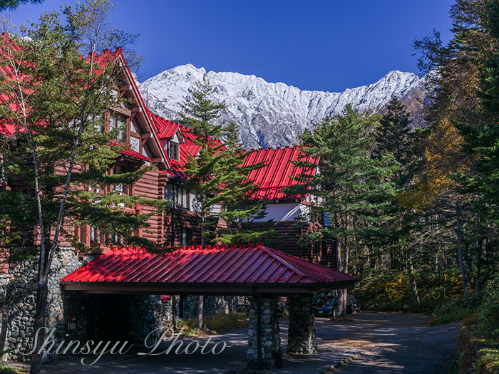 shinsyu_photo's tweet photo. 秋の帝国ホテルと雪の穂高連峰3〜2023.10.22長野県上高地 https://t.co/M1Cmkr2g6u