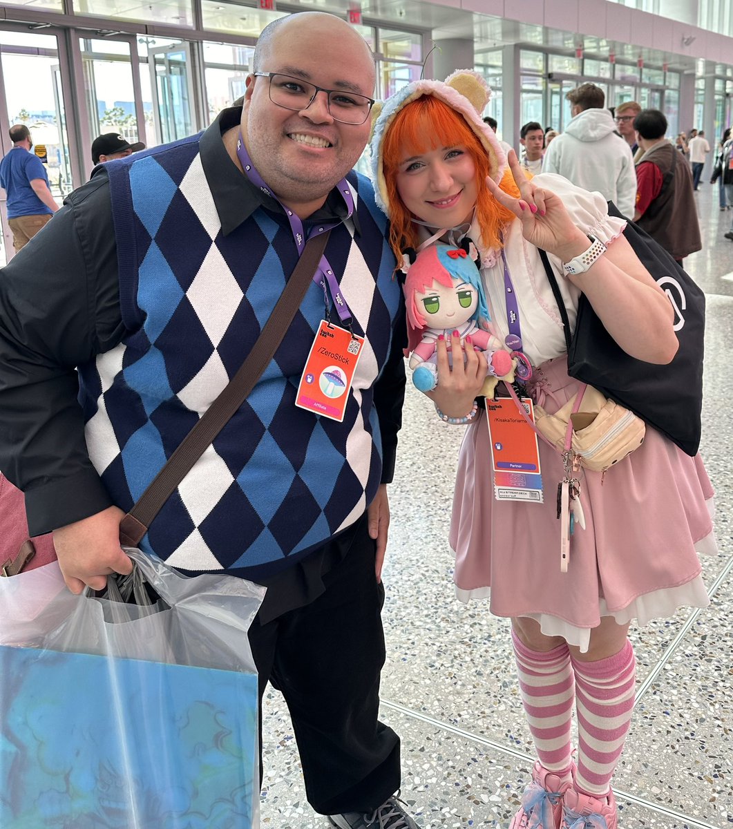 ZeroStick's tweet image. I’ve known @KisakaToriama as a VTuber for a few years now and followed for the cute art she makes, so it was a nice surprise when I saw her appear in person  behind me. All that same energy was there, cuteness and all, and I’m glad I could meet you!