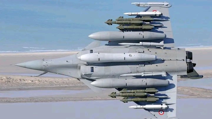 Saudi Arabia 🇸🇦 intends to purchase 54 Rafale fighter aircraft from #France 🇫🇷.  These machines are unstoppable in their ability to crush the enemy. 

#saudiarabia #rafalefighter #france #militarypower #aircraftpurchase #IsraelAttack #Israel_under_attack #Israel #SalaarCeaseFire
