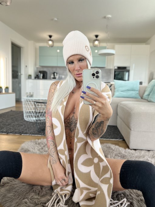 So langsam wird es wieder Zeit f&uuml;r #Schal und #M&uuml;tze 🧣🧤 Habt alle einen guten Start in die neue Woche<a href="/tag/schal"class="tags">#Schal</a><a href="/tag/m%C3%BCtze"class="tags"><span>#m&uuml;tze</span></a><a href="/tag/herbstwetter"class="tags"><span>#herbstwetter</span></a><a href="/tag/gem%C3%BCtlichkeit"class="tags"><span>#gem&uuml;tlichkeit</span></a><a href="/tag/k%C3%BChletag"class="tags"><span>#k&uuml;hletag</span></a>