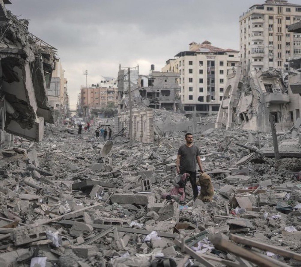 alhabibali's tweet photo. عندما أرى من يتجاهل قتل الأطفال والنساء وقصف المدارس والمستشفيات في فلسطين، كأنها ليست جرائم حرب في القانون الدولي.

بل ويُبرر للمجرم بأنه "حق" الدفاع عن النفس، مُكتفيًا بإضافة العبارة السخيفة: "مع الالتزام بقوانين الحرب"؛

وعندما أرى من يتجاهل "حق" الشعب الفلسطيني في حياة آمنة مستقلة وكأنه ليس من بنود الإعلان العالمي لحقوق الإنسان؛

وكل ذلك  تحت مُبرِّر أن فيهم تنظيمات وضعها القانون تحت بند الإرهاب؛ 

حينها لا بد وأن أتساءل: 
هل وُضعت القوانين لحماية الأبرياء وإنصاف المظلومين؟ أم أنها وُضعت لتبرير جرائم المجرمين؟

تبًا لكم وقوانينكم وحقوق إنسانكم، فهي ليست قوانينا وليست حقوق إنساننا .
 
اللهم نصرك يا نعم المولى ويا نعم النصير.