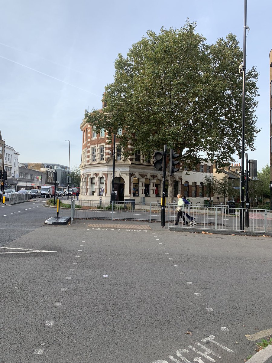 Pet_Active's tweet photo. It’s been 6 weeks since this traffic light has worked for pedestrians. It’s so dangerous trying to cross this road with no working lights. So much for caring for pedestrians @tfl @Royal_Greenwich @One_Greenwich https://t.co/Qbt91nC2dz