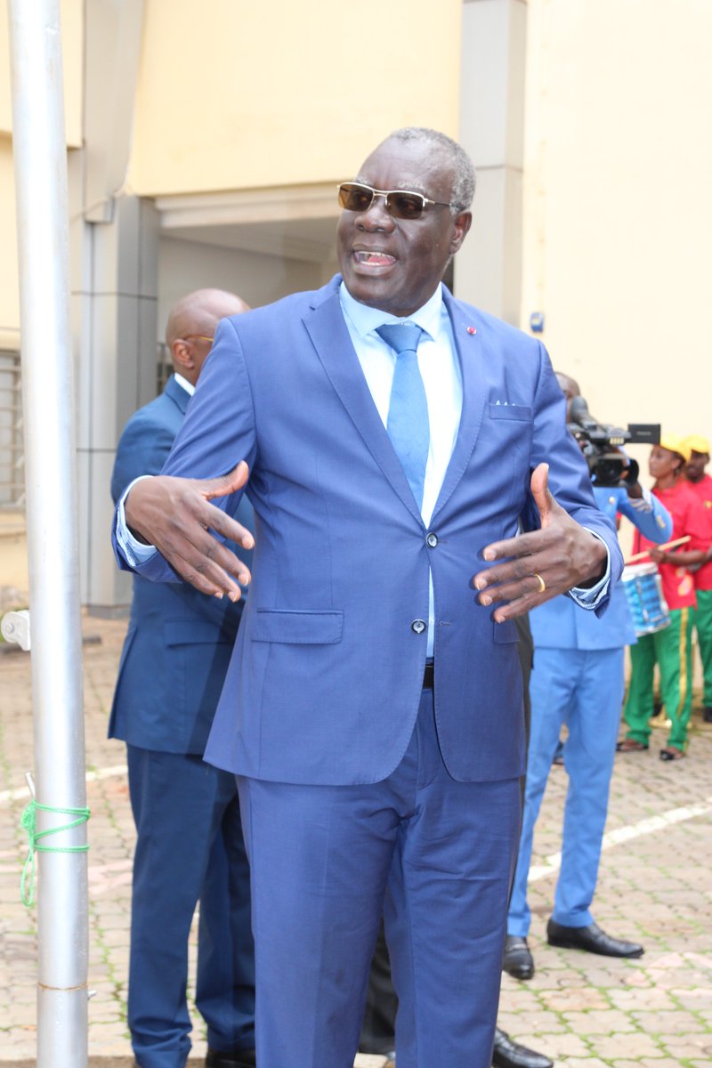 MFoutsou's tweet photo. La traditionnelle session de #REAMORCE du lundi 23 octobre 2023 au @Minjec00237 a porté sur la manutention et les atteintes au drapeau de la République. Merci au Commissaire Divisionnaire SIAKE Jean Paul et surtout au #DGSN MBARGA NGUELE Martin pour ce moment très enrichissant. https://t.co/DmCKUKDZ3f
