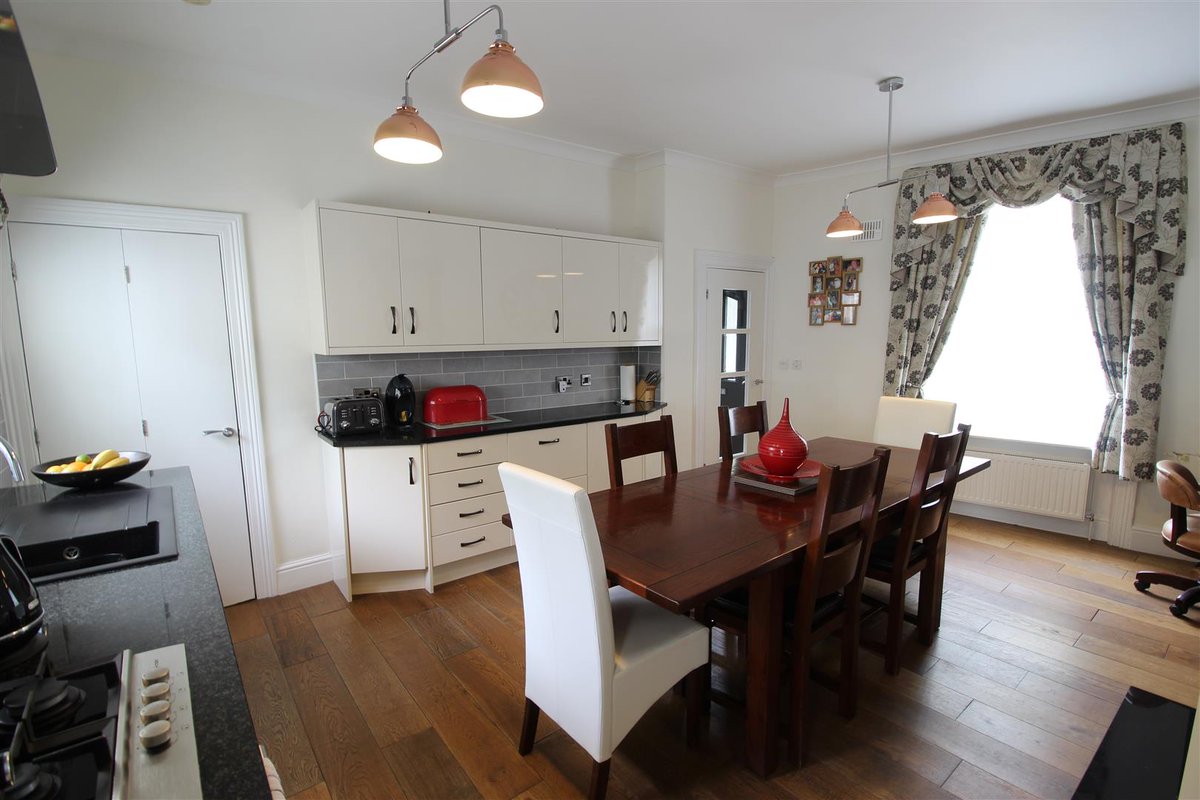 PaisleyProperty's tweet image. **ALMONDBURY BRANCH**

Eastgate, Honley - Offers Over £290,000

FREEHOLD / COUNCIL TAX BAND: D / ENERGY RATING: E

paisleyproperties.co.uk/property/eastg…

Call us ☎️

📞Almondbury: 01484 443922

#PaisleyProperties #EstateAgent #HD9 #Honley #PropertyForSale #FreeValuations #Local