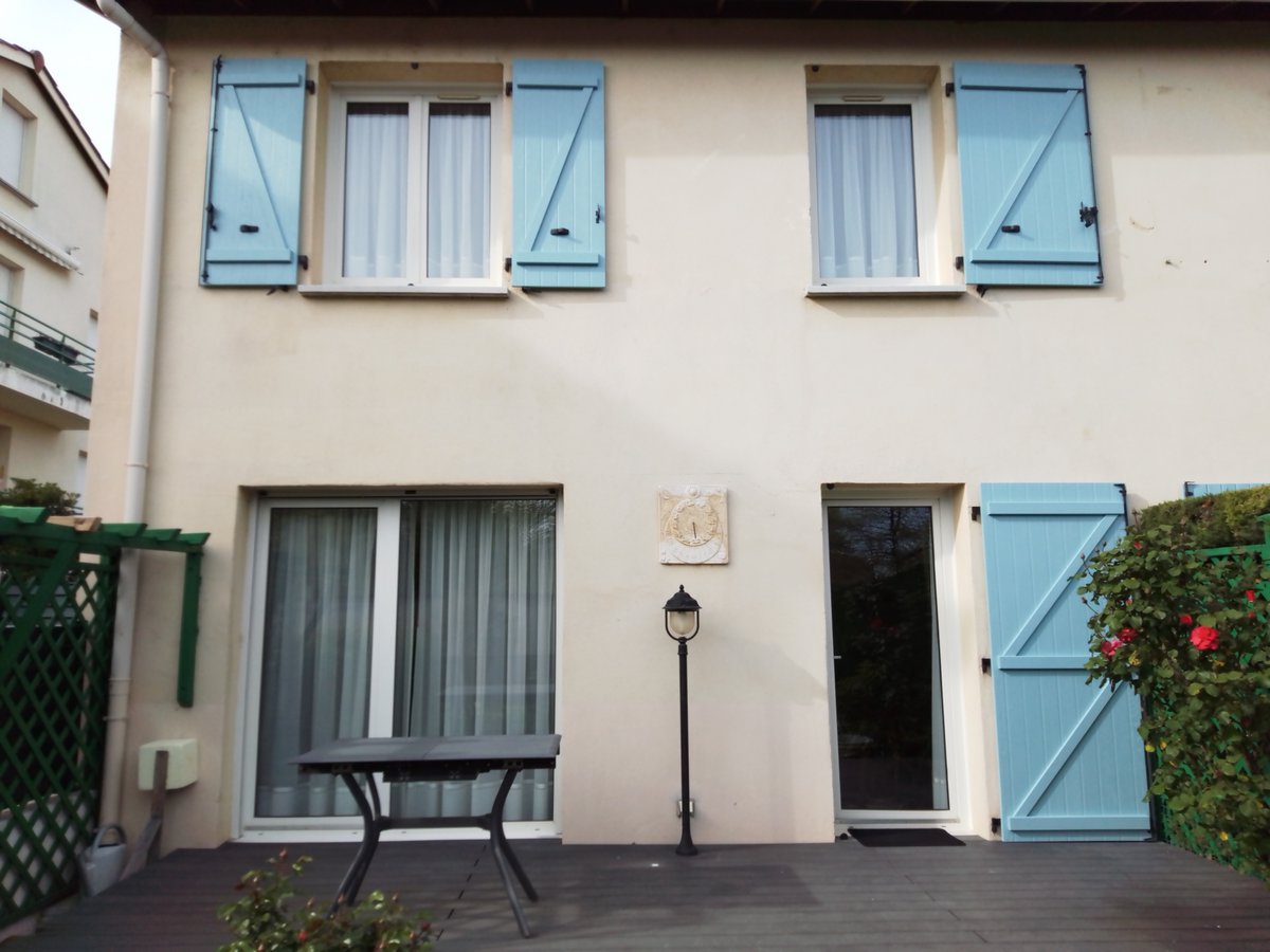 polyhabitat_'s tweet photo. 🥰 Jolie installation en volets bleus chez un client Polyhabitat 
Découvrez le bleu canari,  une bonne idée de couleurs de volets ! 😍
👉 https://t.co/ttiNW09VKl https://t.co/mN4TYM2fFk