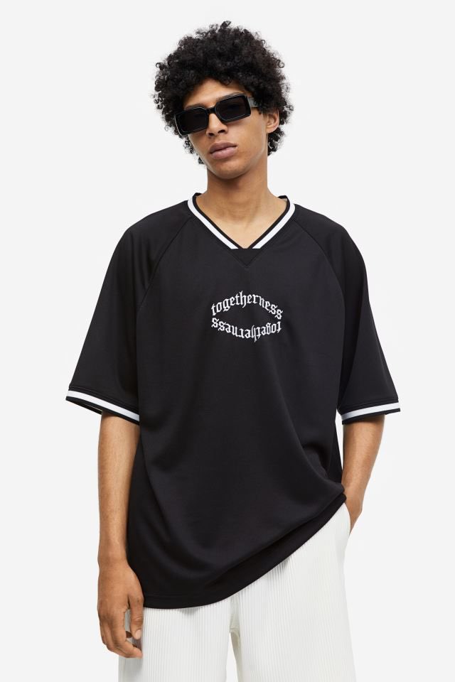 casaDmoda's tweet photo. OVERSIZED FIT PRINTED MESH T-
SHIRT.

SIZE: Large

NGN 35,000

Delivery nationwide or you can walk into our store at Bolien Mall, Ayinde Akinmade Street, Lekki Phase 1. https://t.co/7DPYkZQMKW