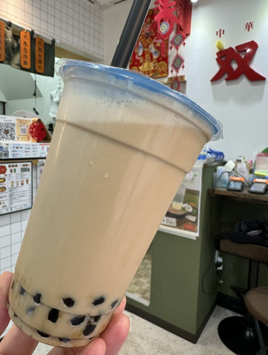 oo79864432's tweet photo. 中華小料理 双鳳 SHUANG FENG 🦚
十条 3回目 😄
1年ぶり。
MA TEA🧲タピメニューの販売継続中。
タピオカミルクティー(烏龍茶)🧋 430円
黒糖味濃いタピは中粒もーっちり。
お茶美味👍
BGM中華pops🎤
混雑時のイートインは90分まで。
#タピ活 #タピオカ #双鳳 #matea #十条 https://t.co/VIoKzTFd3C