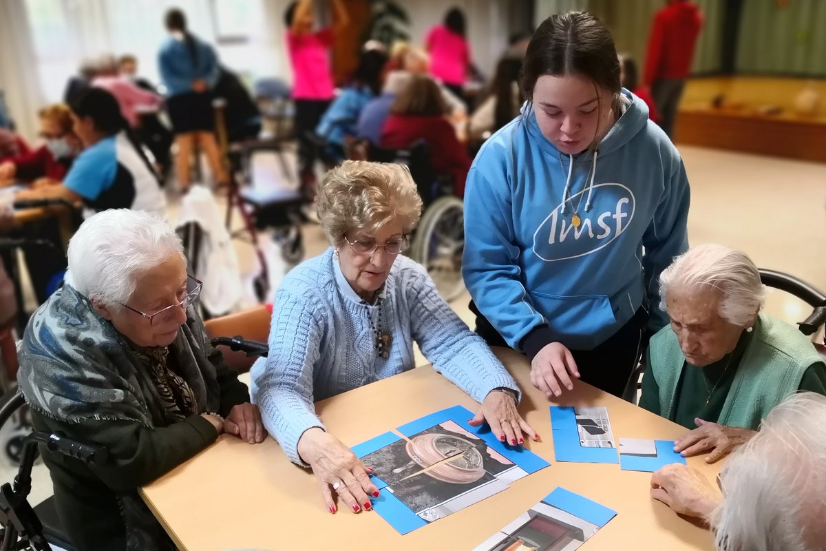 lmsfva's tweet photo. Empezamos la semana con el proyecto "SOY HOY PORQUE TÚ FUISTE AYER. TODOS SOMOS PARTE DEL PUZZLE" de #ESO, de nuestro #ProgramaIntergeneracional. En esta ocasión, el alumnado de 4º trabaja la #VidaenelHogar, aunando elementos de pasado y presente!
#JuntosSomosMás #JuntosEsMejor https://t.co/0QmvJVexCZ