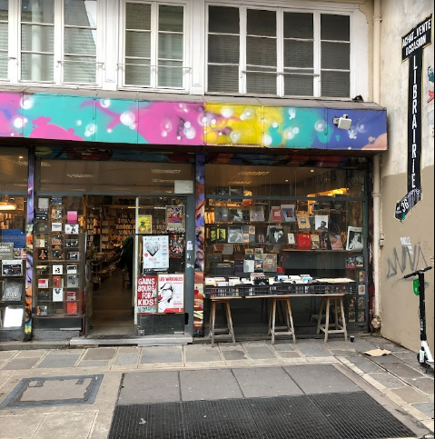 Installée au 36 rue des Bourdonnais à Paris depuis 35 ans, la Librairie Gilda (dont la fermeture est annoncée depuis 2 ans) vit ses derniers jours ☹️. A partir de ce 23 octobre, tout est à 50%. Qu'on se le dise. Sa grande sœur, la Librairie Parallèles, poursuit sa belle route.
