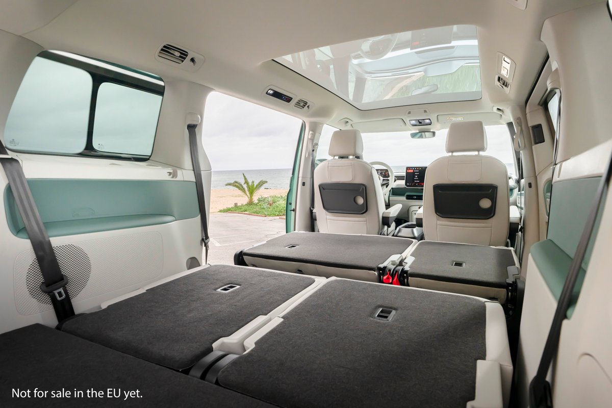 VWGroup's tweet image. What is special about the North American version of the #IDBuzz? 🗽

⚡ the bigger size with extra row of seats and space for a larger battery;
⚡ the new exterior and interior colorways;
⚡ synthetic leather for the interior instead of European recycled cloth.

Check it out!😉