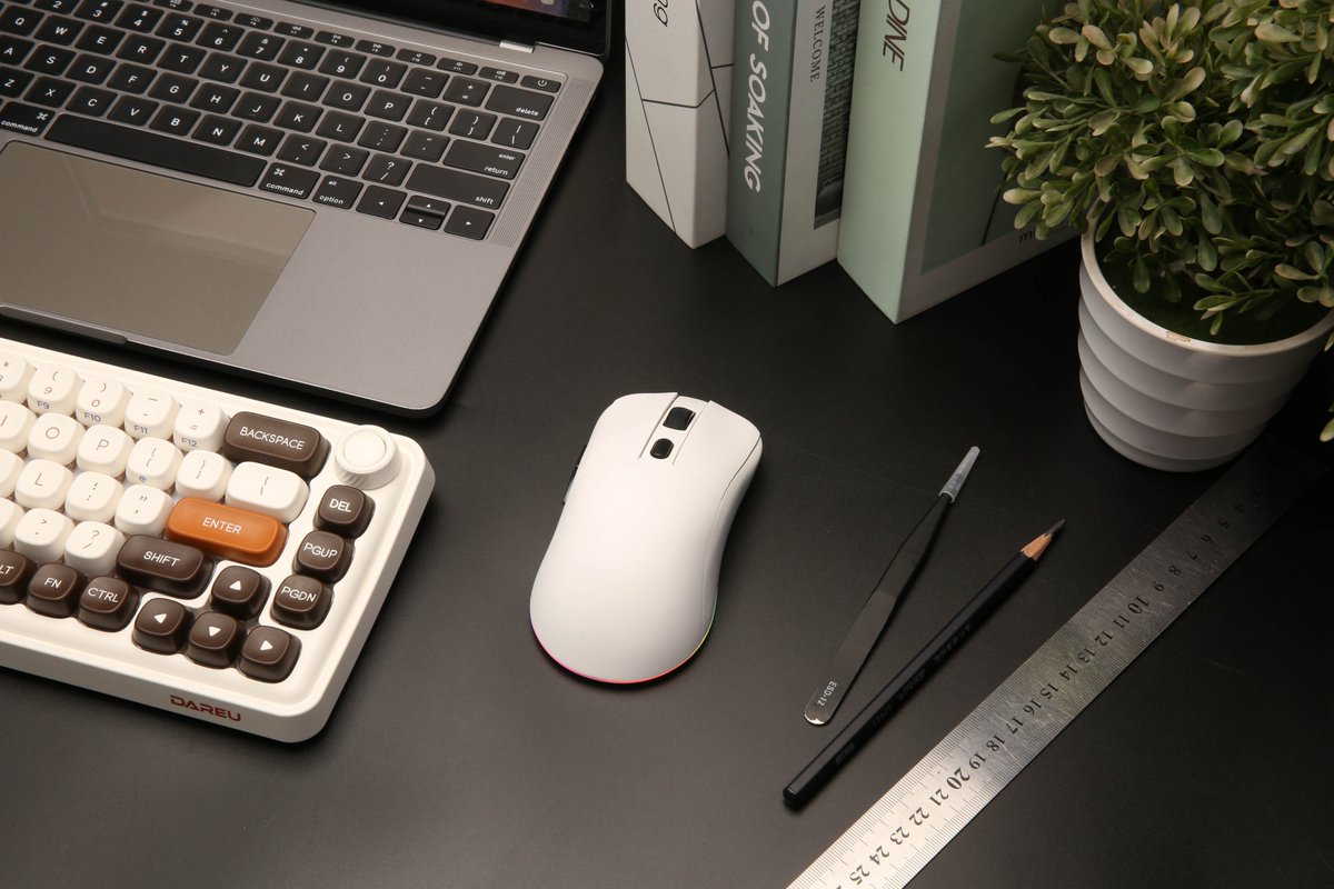 Dareu_Global's tweet photo. Here it comes 🥰

👏 DAREU EM903
- dual mode connection
- RGB
- light weight (75g)
- 500mAh for up to 12days working ( light off)
- 50 million life
- 6400DPI max, 1000Hz

#dareu #gamingsetup #desksetup #dareu #computermouse #desktopmouse #wirelessmouse #bluetoothmouse https://t.co/Q79JIdPe2R