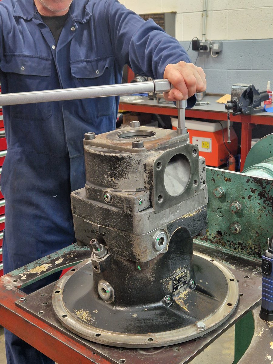 Rexroth A11VLO190 hydraulic pump. Fitted to a JCB JS200W (part no: JRJO215).

Pump was fully reconditioned and fully load tested. All damaged parts replaced along with all new bearings and seals. 

All work covered by 12 months warranty.

Get in touch if you have any queries 👍