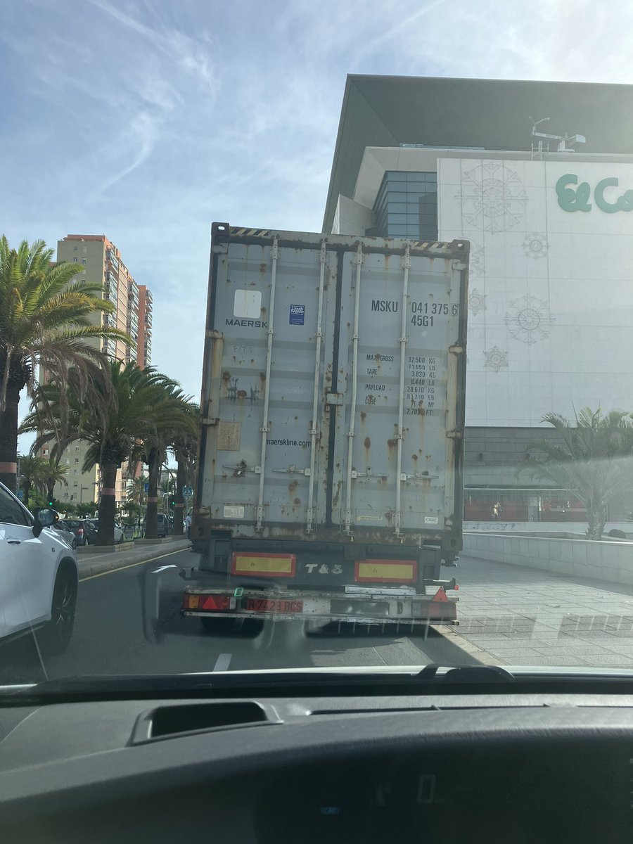 Están tomando por costumbre dejar remolques con contenedores en la parada de #TAXI del <a href="/elcorteingles/">El Corte Inglés</a> <a href="/elcorteinglesac/">ECI Atención Cliente</a> , busquen sitio, la parada de #taxi no es para esta función , llamaremos a la <a href="/PoliciaLocalSC/">Policía Local SC Tenerife</a> <a href="/BermudezSCT/">José Manuel Bermúdez</a> <a href="/carlostarife/">Carlos Tarife</a> <a href="/carreterasTF/">Movilidad y Carreteras Cabildo de Tenerife</a> <a href="/evebruler/">Evelyn Alonso 💚💙</a>