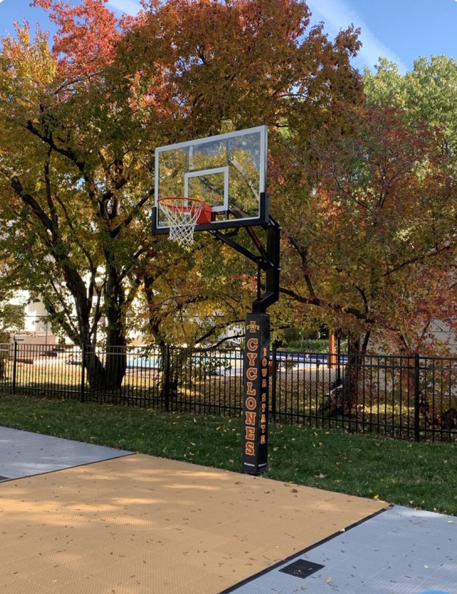 Hoop of the Day…. Waukee, Iowa. ( courtesy of ⁦<a href="/jfphillips19/">Jake Phillips</a>⁩) #hoopoftheday