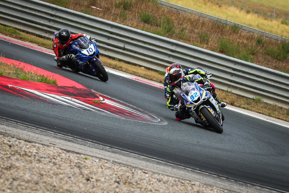 ¡Que ganas tenemos de volver a ver bonitas luchas en pista como esta de Leungo Gaorekwe y Nico Railean! ¡Sólo faltan menos de dos semanas para que nuestros pilotos den un gran espectáculo una vez más! 🚀😍

#YamahaR6Cup