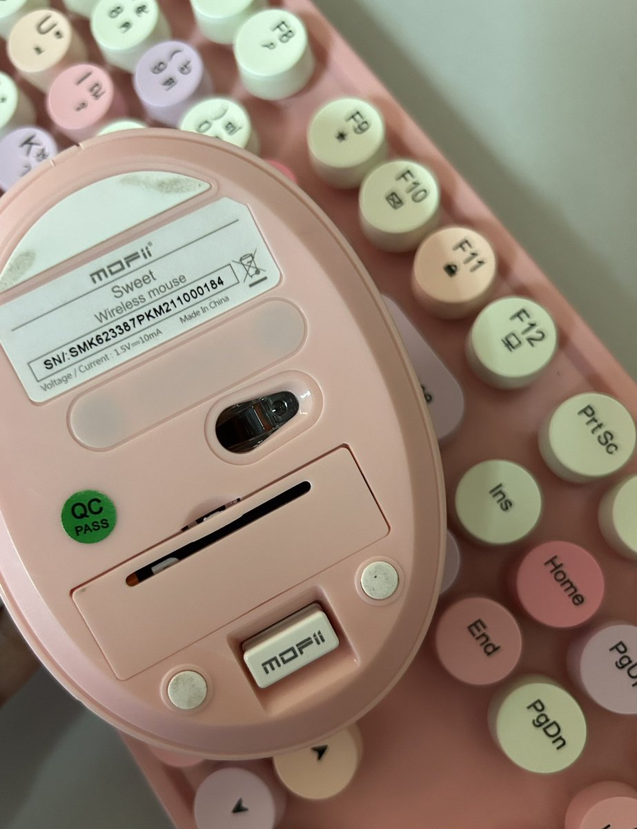 peachgajuu's tweet photo. ส่งต่อคีย์บอร์ด MOFii SWEET Full Size
⌨️ 1 usb reciever ใช้ได้ทั้งคีย์บอร์ดและเม้าส์
💓 สภาพ 90% มีกล่องและอปก.ทำความสะอาดให้ค่ะ
✅ 590 บาท รวมส่งค่ะ
#ส่งต่อคีย์บอร์ด #คีย์บอร์ดมือสอง #คีย์บอร์ดmofii #mofii #แป้นพิมพ์มือสอง #ส่งต่อแป้นพิมพ์ #แป้นพิมพ์ไร้สาย #ส่งต่อ https://t.co/JiN8hcDE9M