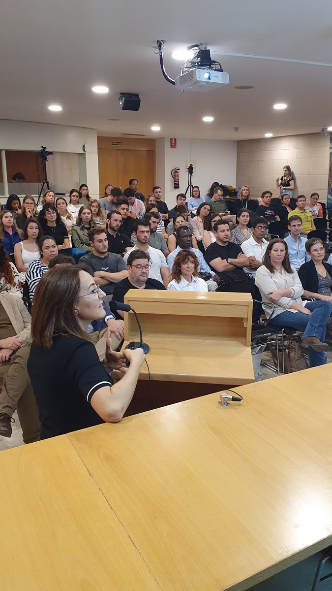 YosebaCanovas's tweet photo. El passat dimecres es va celebrar un nou #ICStalks que va tractar sobre Els valors de la ruralitat a l'Atenció Primària amb professionals d'@apicslleida a la Facultat de Medicina de la @UdL_info 
 
Va ser una trobada amb molta assistència de residents MIR i IIR i on es van tractar aspectes de l'atenció primària rural com:
L'aplicació del mètode clínic centrat en el pacient
La necessitat de formar-se continuadament per oferir un alt nivell resolutiu a la consulta
La visió d'aplicar la longitudinalitat, l'integralitat i l'accessibilitat com a valor primordials de l'AP
El fet de poder gaudir del vincle i la proximitat amb el pacient en un entorn característic
L'adaptació organitzativa necessària per treballar en ABS amb més de 15 consultoris locals repartits geogràficament pel territori
Reivindicant que la ruralitat ofereix qualitat de vida als professionals i que els consultoris locals són vida per als seus habitants

Podeu visualitzar la sessió a l'enllaç: https://t.co/fLqVdODPSp