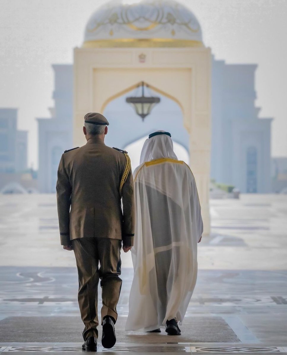 حلحيـل حلال الصعيبات ويذود 
عـن الخليج اليعربـي وعن دياره 

غيم السلام اللي على داره يسود
نبض القلوب السابحه في مداره

#محمد_بن_زايد