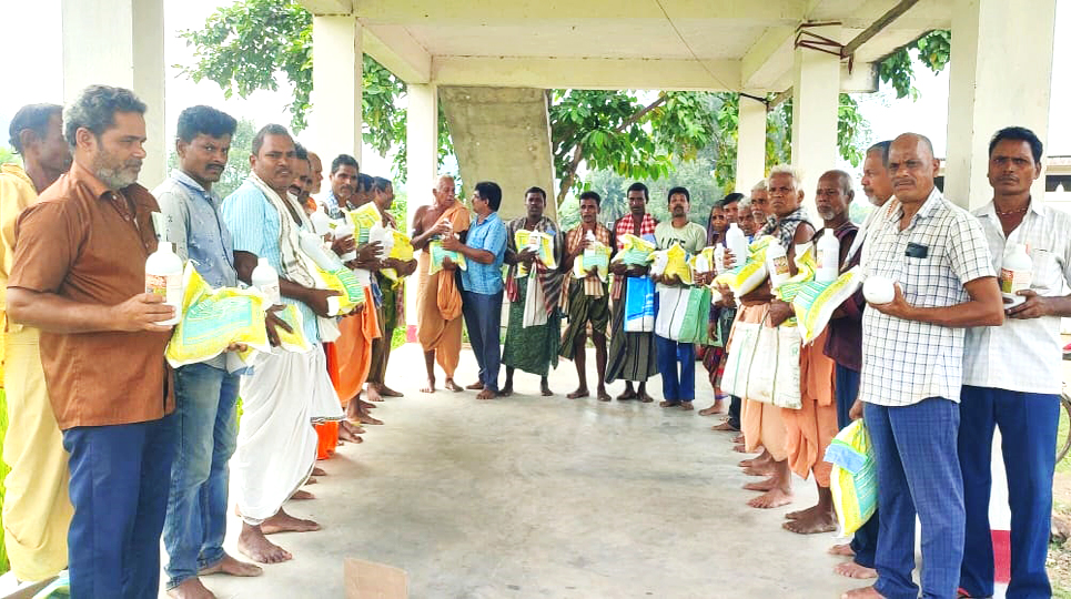 Under @krushibibhag supported CRFM project we're kicking off distribution of pulses seeds, rhizobium & PSB cultures in Nayagarh dist. to establish cluster demonstration of post-paddy pulse, aiming to enhance nitrogen fixation, food security & economic growth of farming community.