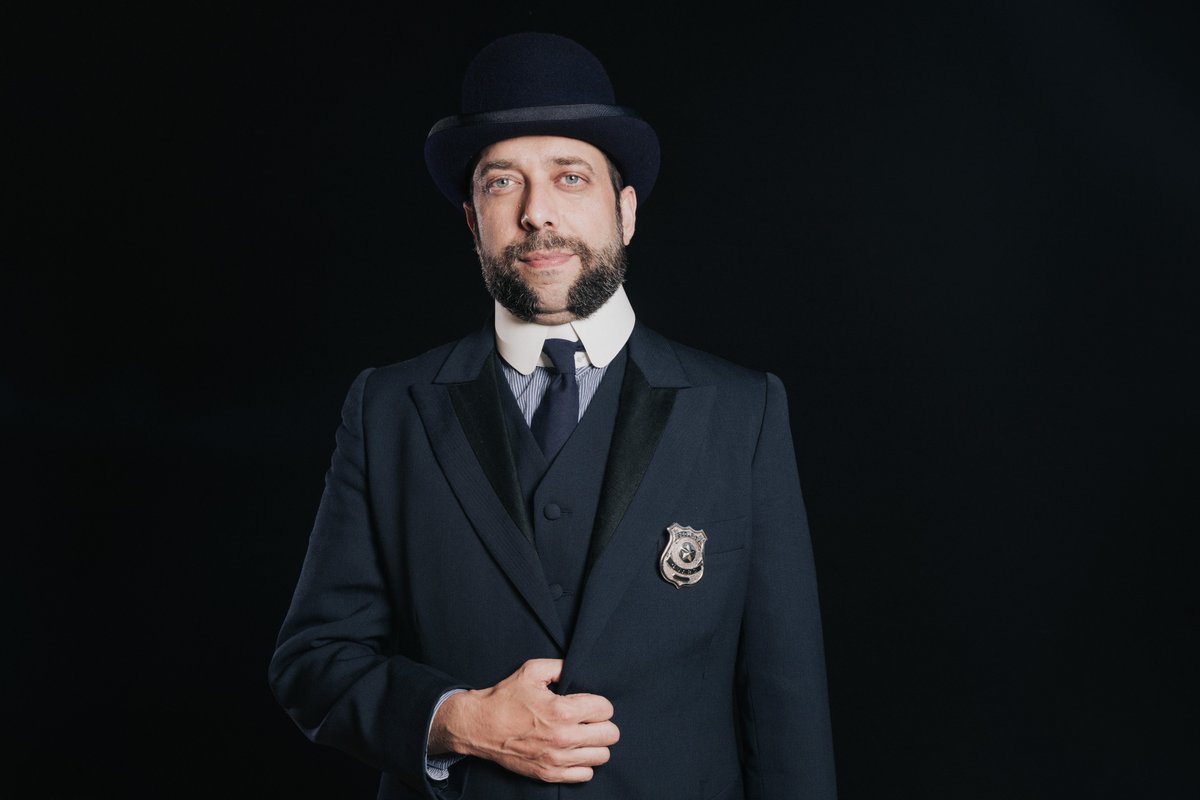⭐️ Howie Newsome (@loriolgenis), el lleter del poble, que cada vespre fa petar la xerrada amb...
⭐️ L'agent Warren (<a href="/JosepSobrevals/">JosepSobrevals</a>), el policia que vetlla per Grover's Corners.
