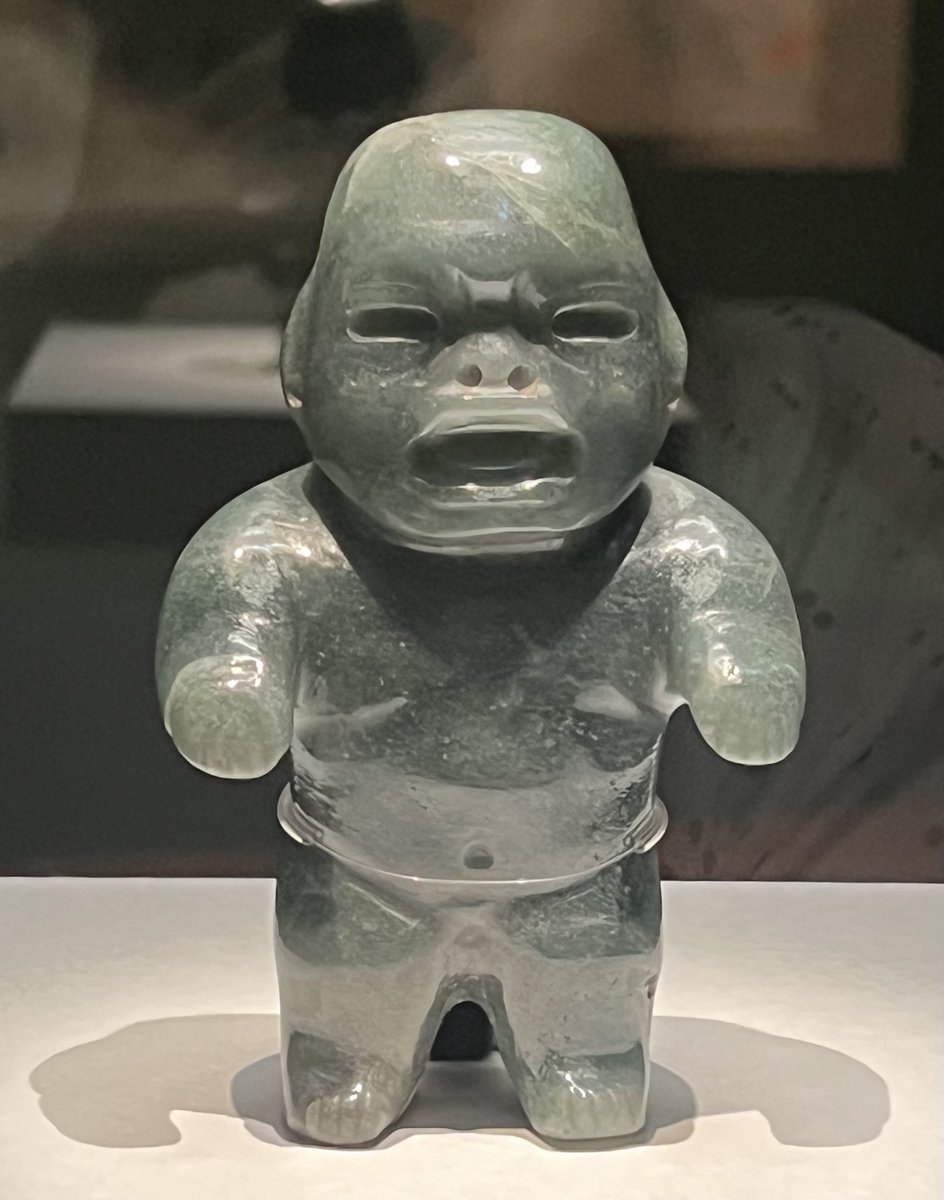 半人半ジャガーの幼児像。前1000年以降の様式で、ヒスイで作られてい