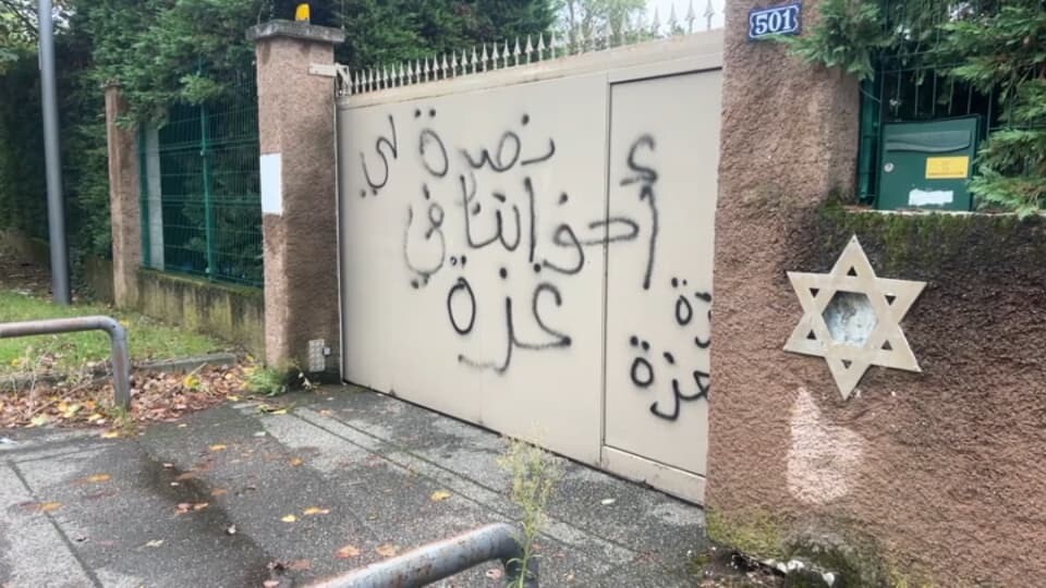 ReconqueteRhone's tweet photo. La synagogue de la #Duchère a été honteusement dégradée : Reconquête Rhône condamne fermement cet acte de vandalisme. Il est inadmissible que la communauté juive de France soit affectée par des conflits importés. 
Nous demandons l'expulsion systématique des djihadistes de notre pays !

https://t.co/ewnE1QJkOu
