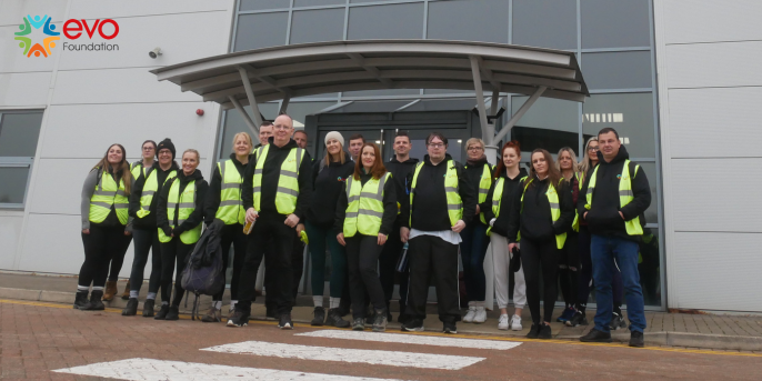 evofoundationuk's tweet photo. It's a foggy start to our 274-mile journey, but our first team of walkers are putting their best foot forward and kicking off the #Walkofevo!

Starting at our NDC office, the team are walking 26.9 miles to our Sheffield office.

Help us hit our target: https://t.co/1FoUiC5zH3 https://t.co/rLxmzCZU5s