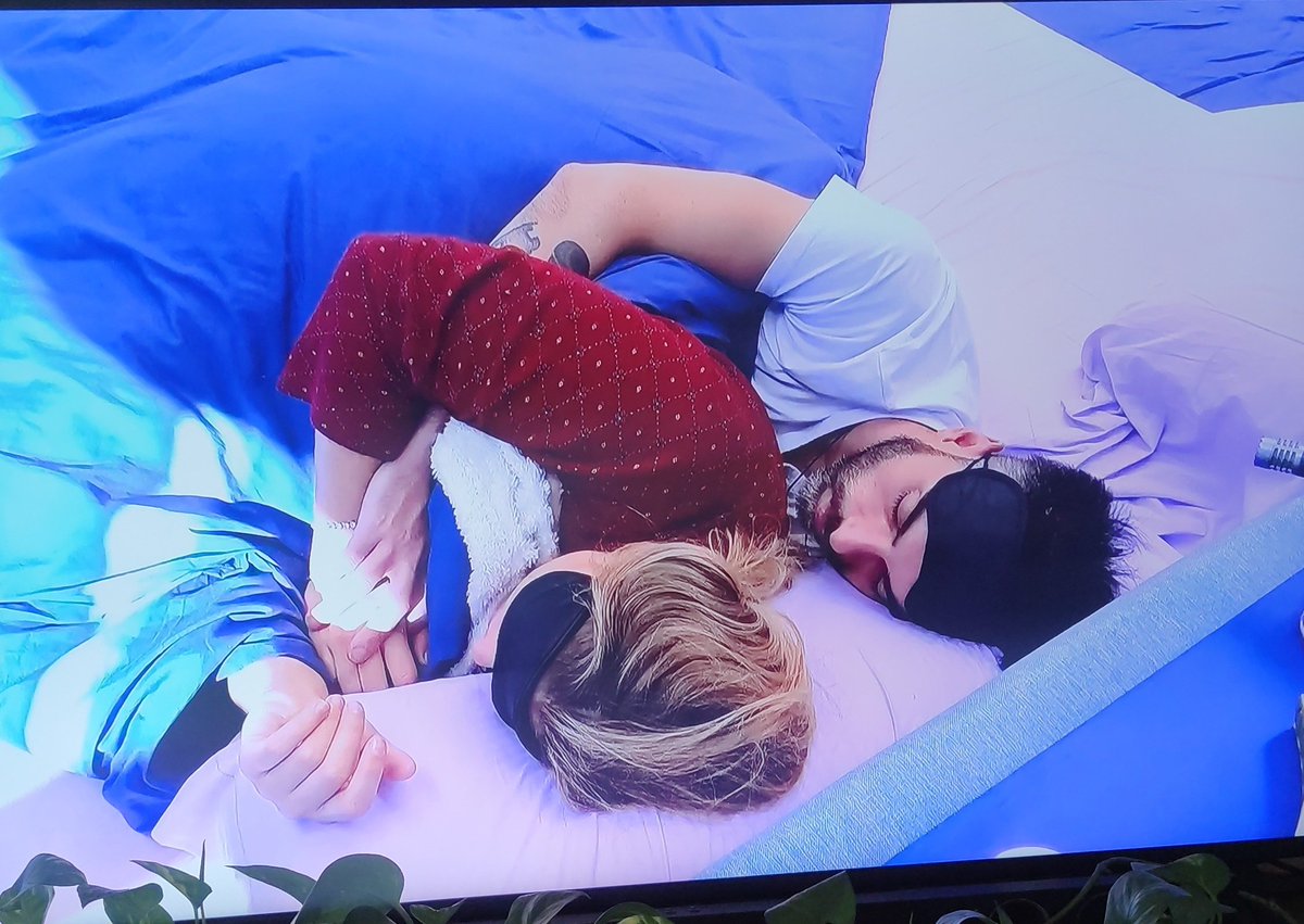 Almavoladora1's tweet photo. 25.000€
Yosana era la que lo iba a dar todo ,la que pedía que le siguieran el juego a ella
#GHVIP23O https://t.co/IQS5gwplmR