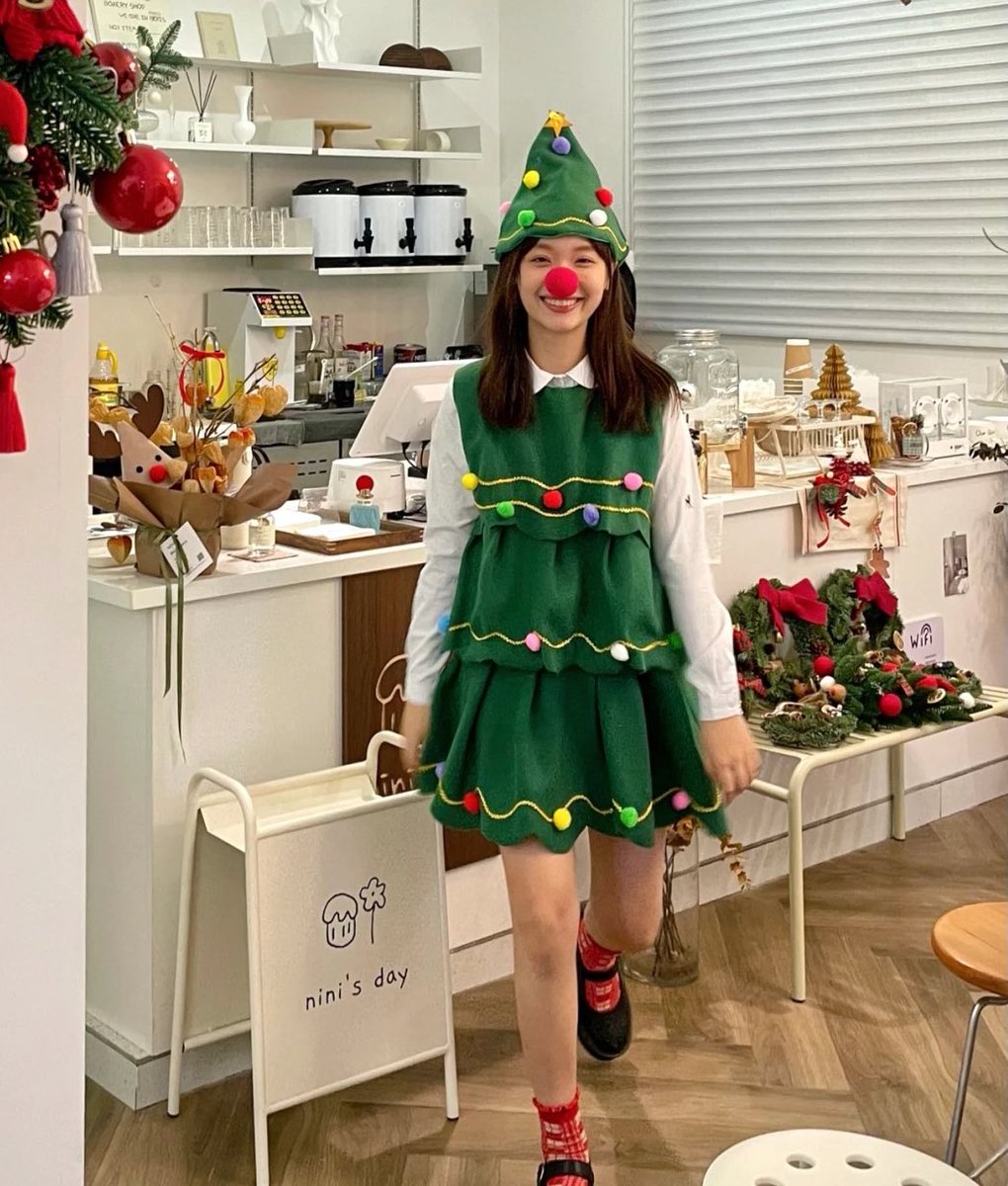 kukkikkingkong's tweet photo. สำหรับคนหาชุดวัน Christmas🎄ยื่นref ขอเข้าไปเป็นต้นคริสต์มาสของเธอได้มั้ย😉 ชุดนี้น่ารักสดใสมากก 🎅 เซ็ตนี้ได้ทั้งชุดทั้งหมวกเลย แถมส่งฟรีด้วย ฮือออ น่าเอนดูไม่ซ้ำ ไม่เอ้าท์บอกเลย https://t.co/INmNrFoH5n