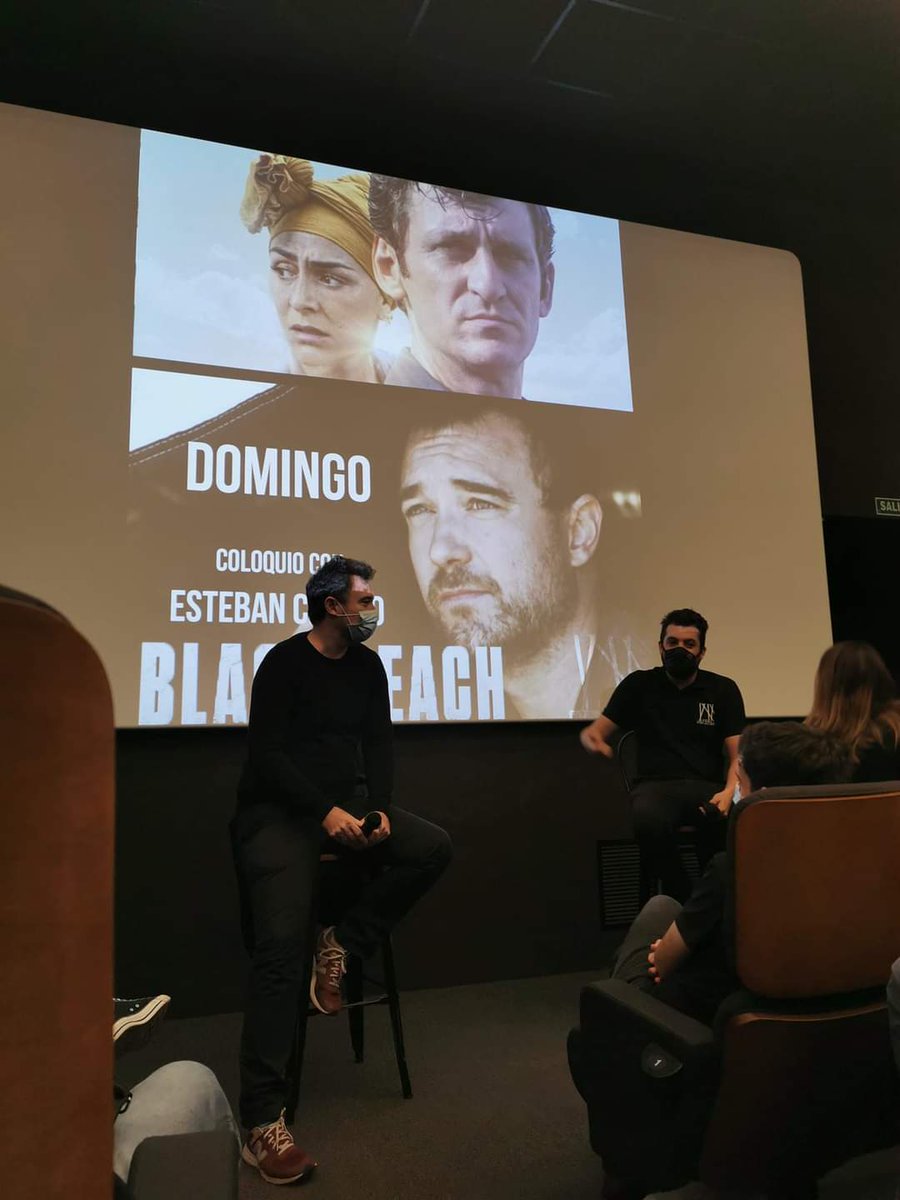 Fernando entrevistando al gran <a href="/estebancrespog/">Esteban Crespo</a> en el estreno de #BlackBeach" (sept 2020)  a los 2 meses de abrir <a href="/CineEmbajadores/">Cines Embajadores</a> 😷 | En la sesión del próximo jueves 19 #SusPrimerasMiradas proyectaremos allí su primer corto "Aquél no era yo" (2012) 🙂