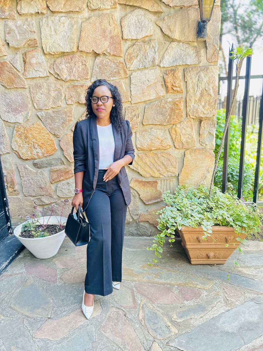 GoodnessReedow's tweet photo. Corporate girl https://t.co/xKx1WJm2TM