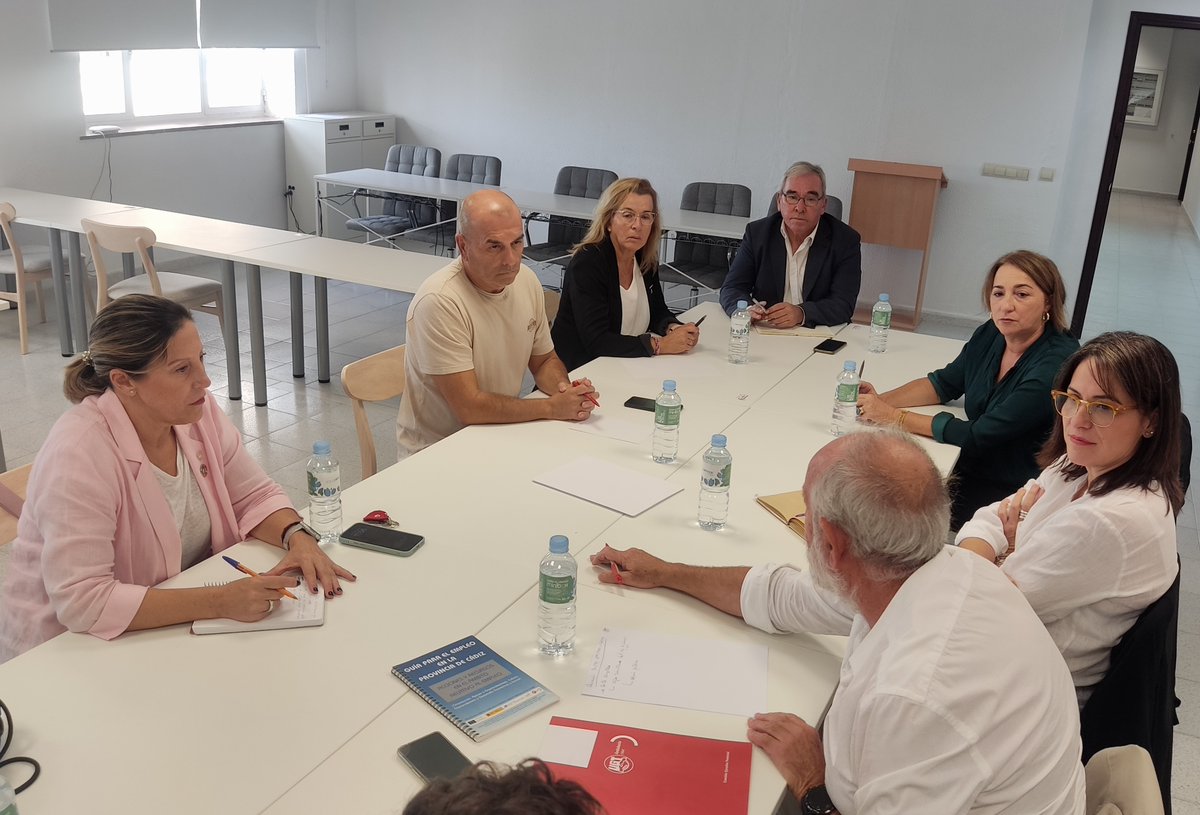 ✅Interesante reunión sindicatos y <a href="/SumarCadiz/">Sumar Cádiz 🇵🇸🏳️‍🌈</a>
#UGTCádiz y <a href="/ccoocadiz/">CCOO de Cádiz</a> se reúnen con <a href="/EstherGilSumar/">Esther Gil de Reboleño</a> Vicepres 3ª <a href="/Congreso_Es/">Congreso</a> para analizar situación desempleo #Cádiz problemática de reforma laboral en sector naval y otros sectores, y #PactoSocial compromiso <a href="/Yolanda_Diaz_/">Yolanda Díaz</a>