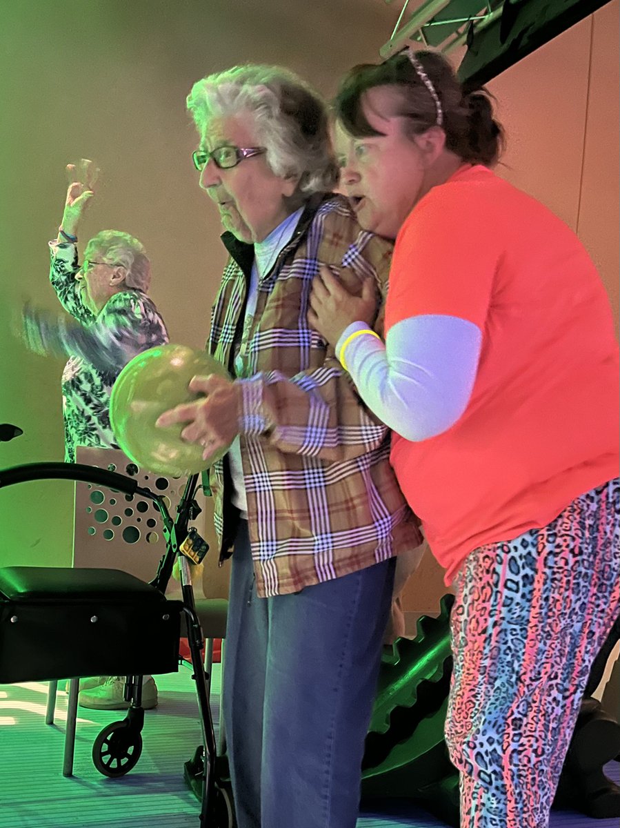 GatewaySprings's tweet photo. Gateway Springs strikes a pose at our 80's-themed glow bowling party during our awesome theme week! 🎳🌟🕺⚡️ Thank you, Main Event for hosting us and partying like it’s the 1980’s. #80sGlowBowling #StrikeAPose #MainEvent #bowling #trilogyliving https://t.co/kFztwORofE