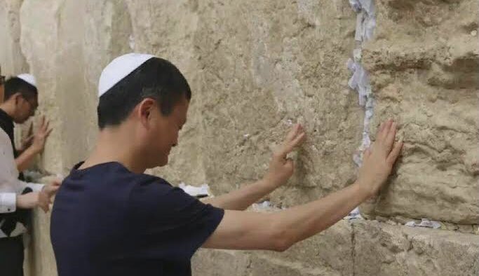 一、如果换成一位普通的中国人，能有佩戴犹太教小帽儿并在“哭墙”下祈祷的机会吗？

这让我想到了特朗普的女儿找了犹太人当驸马……

吉尔·拜登原本的姓氏是Jacobs，很容易看得出美国第一夫人有犹太血统。

不仅如此，拜登的俩儿媳妇儿也都是犹太人。

如此看来，这位也要一站哭墙就可以理解了吧😊

⬇️