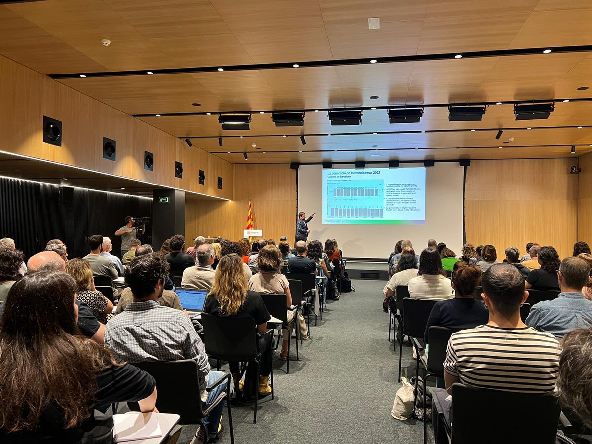 🙋‍♀️ Presentem, a Barcelona, el balanç de la gestió dels #residus municipals de la vegueria. 

👉 Cal implantar sistemes eficients perquè millori la recollida selectiva del territori, que està estancada en un 40,2%.

💻 govern.cat/salapremsa/not…