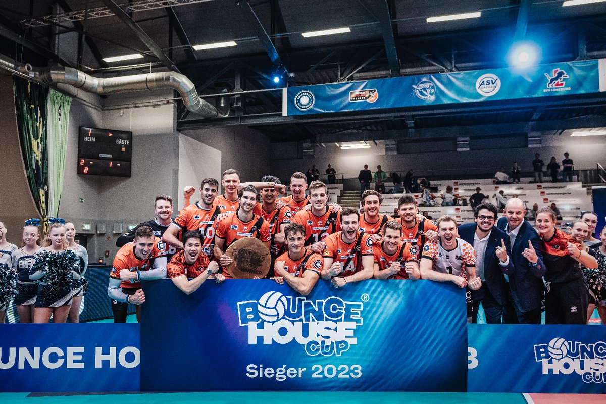 Der amtierende Deutsche Meister @BRVolleys setzte sich im Finale des Bounce House Cups aller 12 Erstligisten mit 3:0 gegen @vfbvolleyball durch. Herzlichen Glückwunsch nach Berlin! 👏 #Volleyball #volleyballbundesliga #dynvolleyball 📸 Justus Stegemann